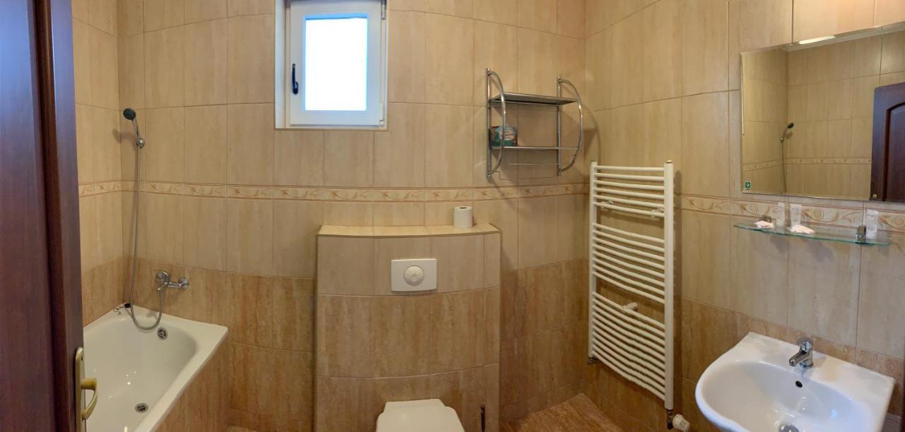Hotel Tatra Malacky Esterno foto